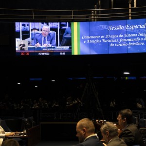 Senador Eduardo Girão, do Ceará, presidiu toda a Sessão Solene