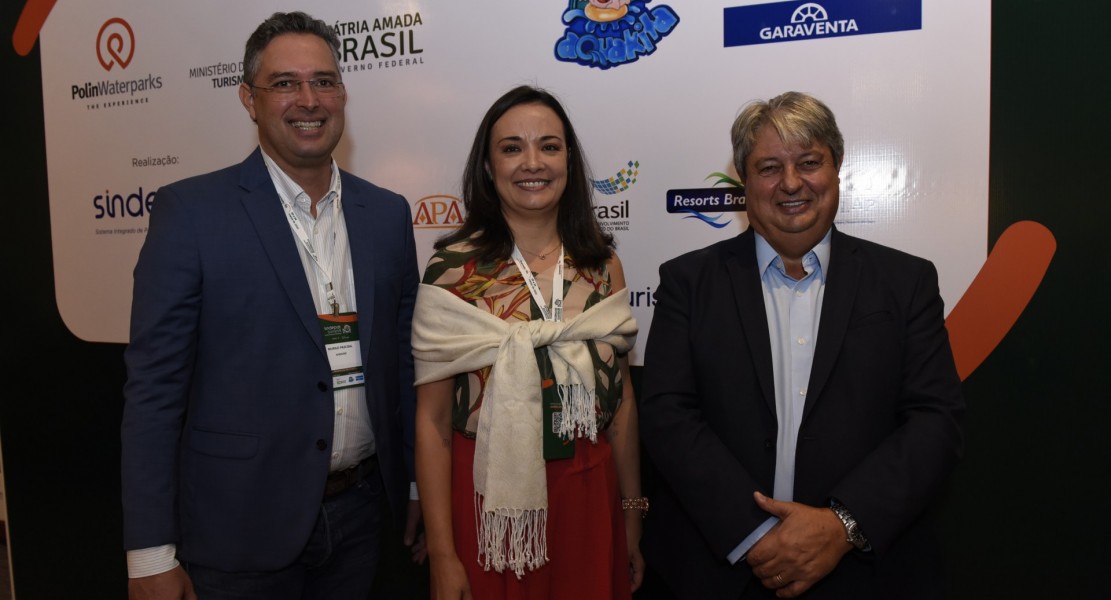 O presidente do SINDEPAT, Murilo Pascoal, Carolina Negri, presidente executiva, e o prefeito de Gramado, Nestor Tissot