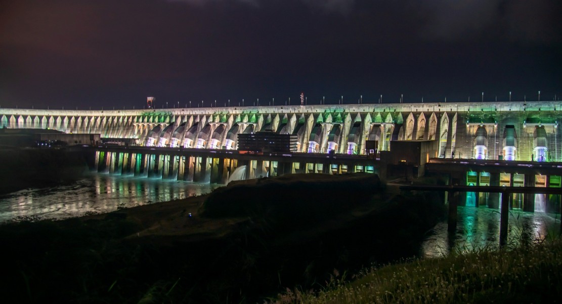 Barragem iluminada. Foto: Rafa Kondlatsch/Itaipu Binacional