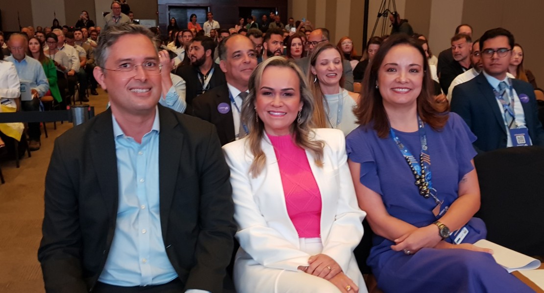 A ministra do Turismo, Daniela Carneiro, entre os presidente do SINDEPAT, Murilo Pascoal e Carolina Negri