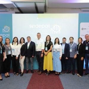 Parte dos participantes do café institucional do SINDEPAT Summit, realizado no primeiro dia do evento