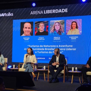 Carolina Negri media painel sobre turismo de aventura, com parceiros do Grupo Iter e Semeia