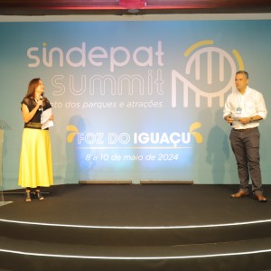 Os presidentes do SINDEPAT: Carolina Negri e Murilo Pascoal
