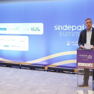 Murilo Pascoal, presidente do SINDEPAT, apresenta a parlamentares demandas do setor