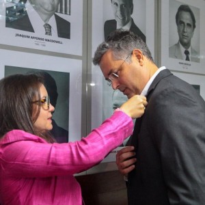 Presidente do Conselho, Murilo Pascoal, recebe Marca Brasil da diretora da Embratur, Jaqueline Gil, na AGO em Brasília