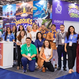 Representantes dos associados SINDEPAT que participaram do estande Parques & Atrações na feira